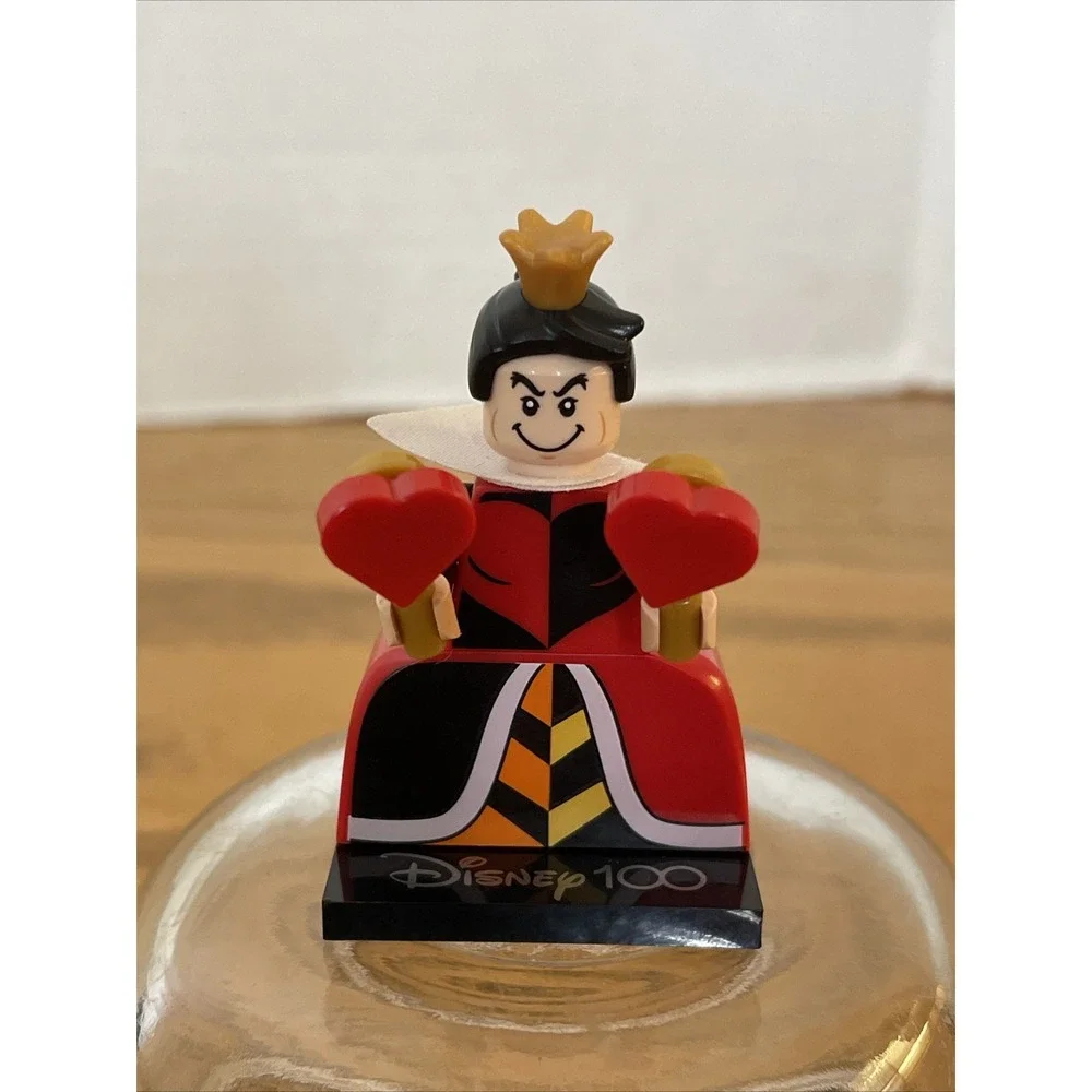 Queen of Hearts  Minifigure Lego Disney 100 (Complete Set, with‎ stand and acc